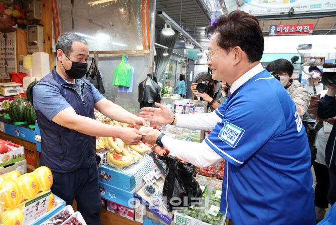 전통시장에서 선거유세하는 송영길 서울시장 후보                                                                                                                                                    