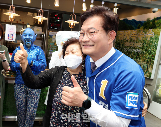 시민들과 기념촬영하는 송영길 서울시장 후보                                                                                                                                                        