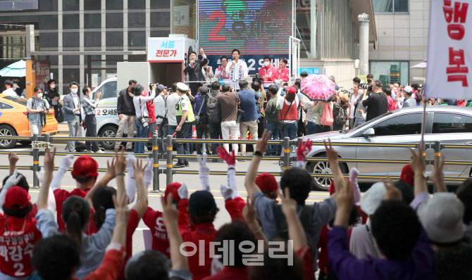 오세훈 서울시장 후보 지지하는 시민들                                                                                                                                                              