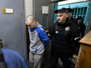 우크라 법원, 첫 전범 재판서 러軍에 종신형 선고
