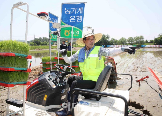  반자율 이양기 이용한 드문모 심기                                                                                                                                                                 