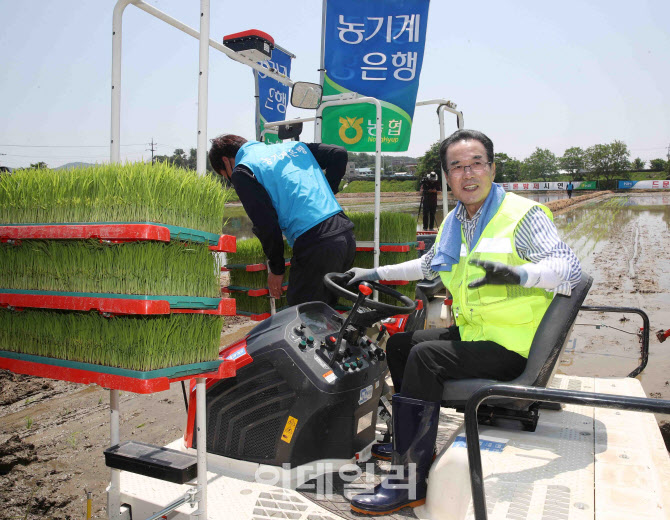  이성희 농협회장, 반자율이양기 드문모 심기                                                                                                                                                        