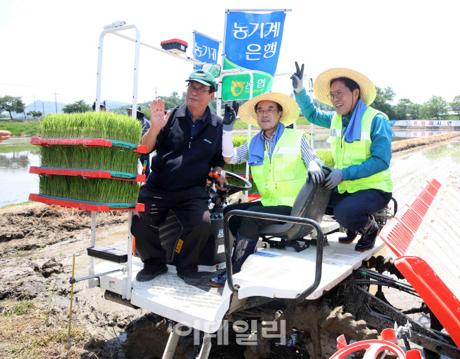  농협, 반자율이양기 드문모 심기 시연                                                                                                                                                              