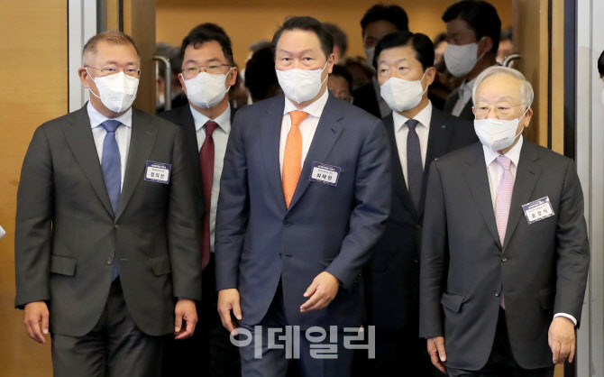 나란히 입장하는 정의선 현대차 회장-최태원 대한상의-손경식 경총 회장                                                                                                                               