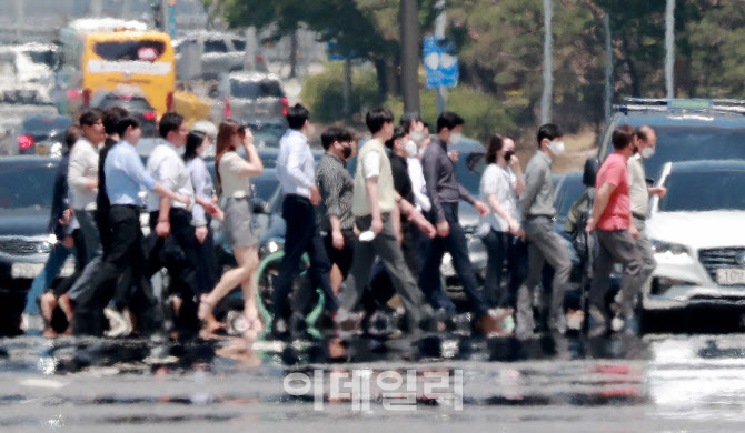 5월 더위에 아지랑이 피어오르는 도로                                                                                                                                                               