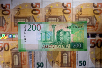 달러화 대비 러시아 루블화, 4년 만에 최고