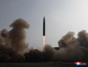 北, 바이든 떠나자 미사일 3발 연속 발사… ICBM 가능성(종합)