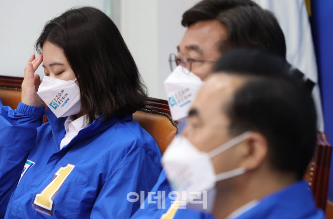 '표정 어두운 박지현'                                                                                                                                                                    