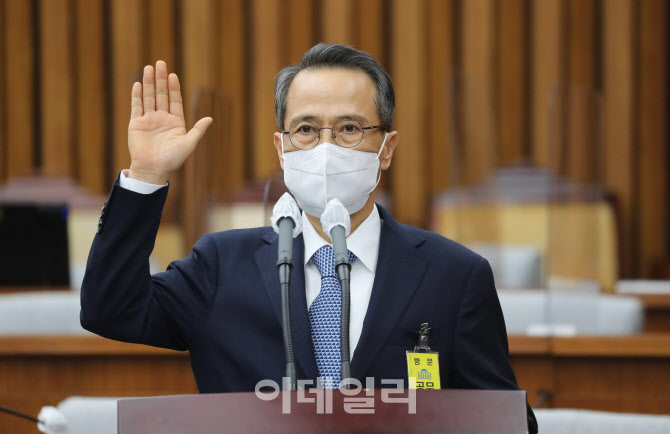 '선서하는 김규현 국정원장 후보자'                                                                                                                                                       