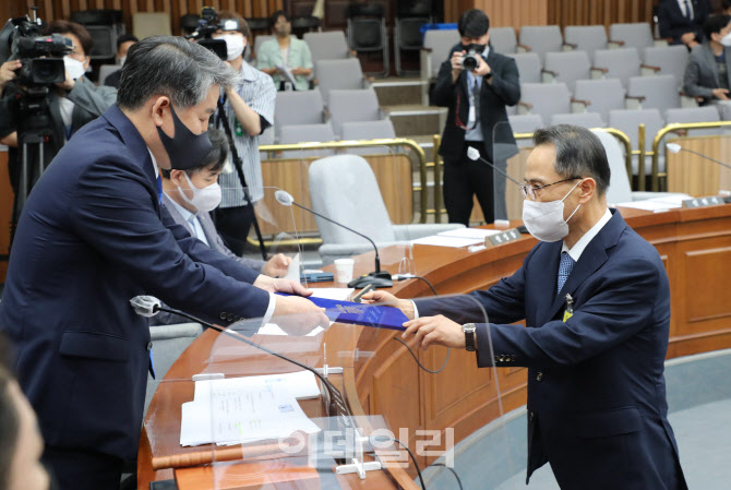 국정원장 후보자 인사청문회, '선서문 정달하는 김규현'                                                                                                                                    