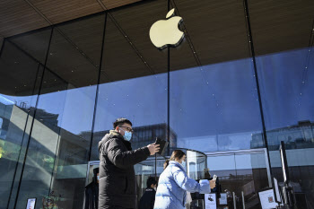 애플, 아이폰 신제품 개발 '차질'…"中코로나 봉쇄 영향"
