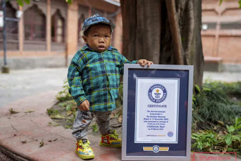18살 네팔 남학생, 신장 73cm…"세계 최단신 청소년"