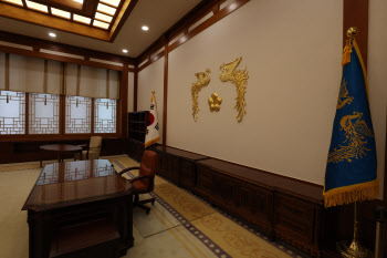 개방을 앞둔 청와대 본관 대통령 집무실