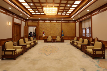 개방을 앞둔 청와대 본관 접견실