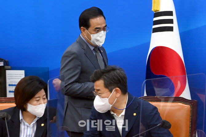 정책조정위 참석하는 박홍근                                                                                                                                                                        
