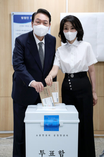 尹대통령 내외, 용산서 사전투표…尹 “7장 다 한 봉투에 담아요?”