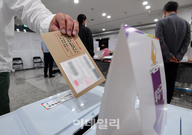 투표용지 넣는 한 시민                                                                                                                                                                             