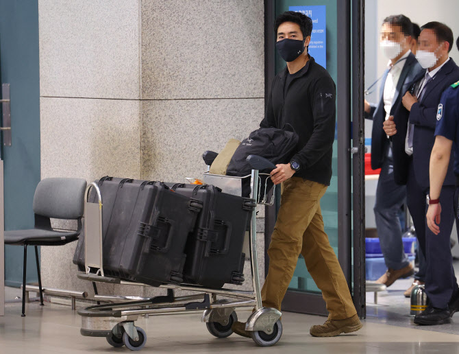  부상 치료 위해 귀국한 이근 전 대위                                                                                                                                                               