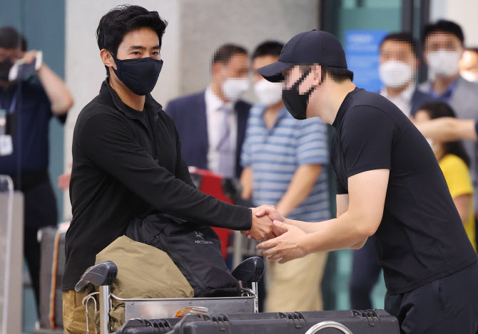  관계자와 인사나누는 이근 전 대위                                                                                                                                                                 