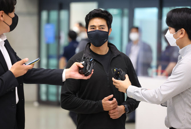  취재진 질문에 답하는 이근 전 대위                                                                                                                                                                