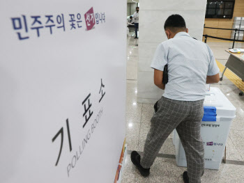 인물 덜 보고, 정당 더 본다…유권자 71% "반드시 투표"