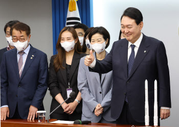 누리호 성공 순간 용산서도 환호성…尹 "항공우주청 설치해 지원"