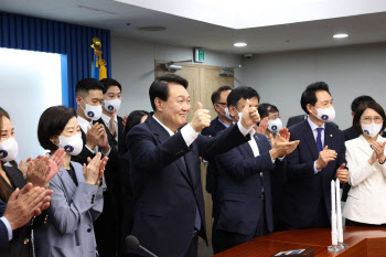 누리호 2차 발사 성공 축하한 尹대통령, '우주산업' 지원 약속