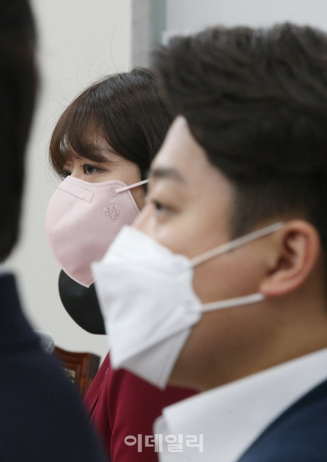 '배현진 모두발언 듣는 이준석'                                                                                                                                                           