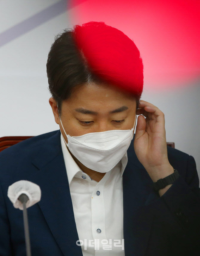 '최고위 참석한 이준석'                                                                                                                                                                  