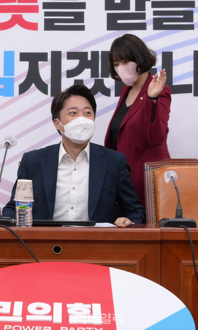 '악수 거부' 이준석 어깨 내려치는 배현진                                                                                                                                                 