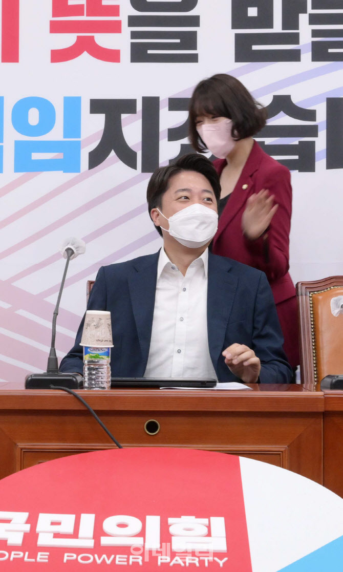 '민망한 악수 거부에 이준석 어깨 내려치는 배현진'                                                                                                                                        