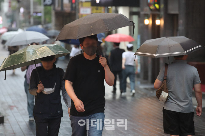 우산 쓴 시민들                                                                                                                                                                                    