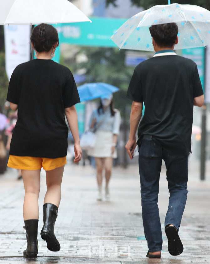 장마철 장화와 슬리퍼는 필수                                                                                                                                                                       