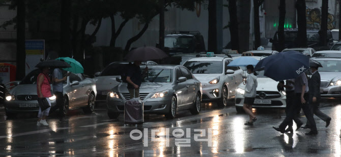 대낮에도 깜깜한 장마철                                                                                                                                                                            