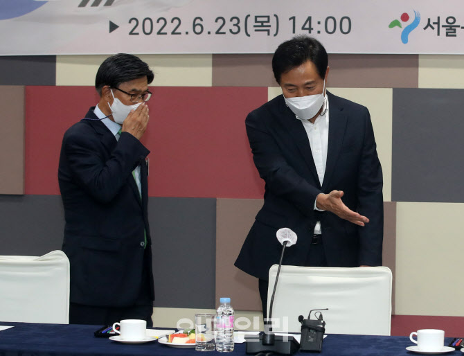  자리 안내하는 오세훈 서울시장                                                                                                                                                                    