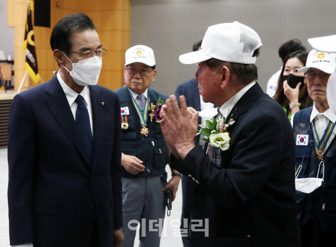  참전용사와 대화하는 이성희 농협회장                                                                                                                                                              