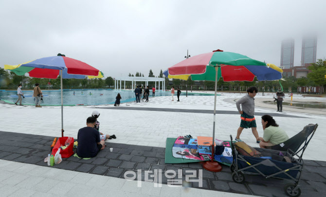 3년만에 파라솔 펴진 한강 야외 수영장                                                                                                                                                              
