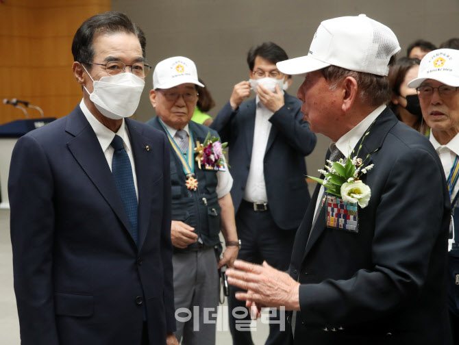  참전용사에 감사인사 전하는 이성희 농협회장                                                                                                                                                       