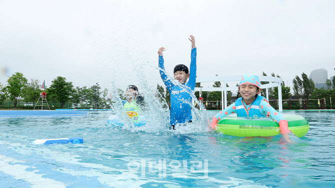 한강공원 수영장에서 치는 물장구                                                                                                                                                                   