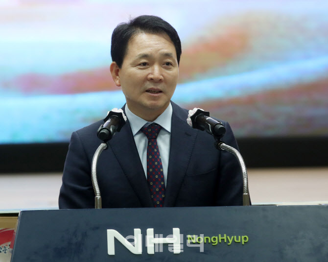  참전용사에 감사인사 전하는 성일종 의원                                                                                                                                                           