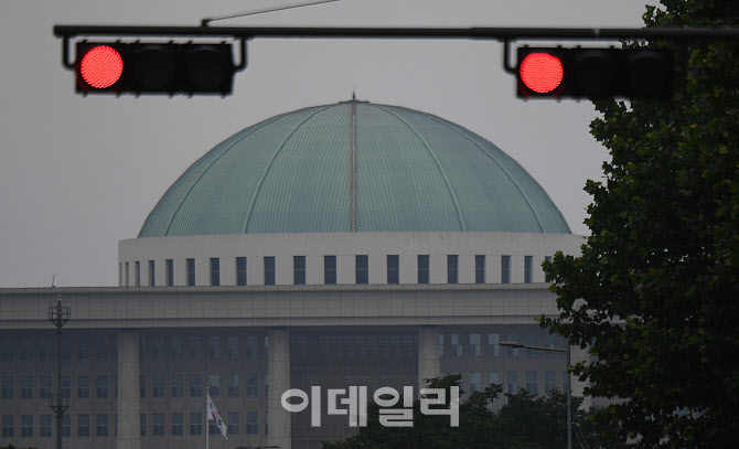 '국회 언제까지 빨간불?'                                                                                                                                                                 