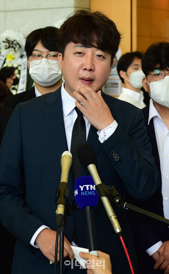 '취재진 질문에 답하는 이준석'                                                                                                                                                           