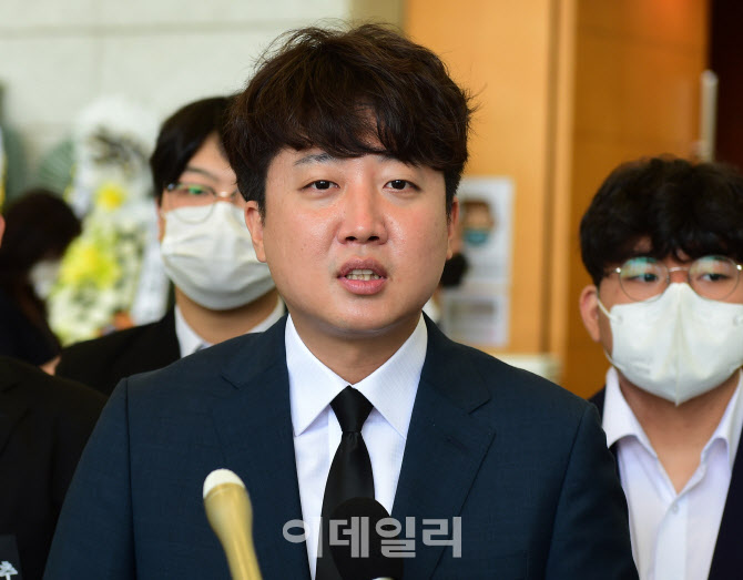 이준석, 'SNS에 흰 머리 세가닥...스트레스는 거의 없다'                                                                                                                                   