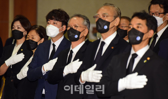 백범 김구 선생 추모식, '국민의례하는 이준석'                                                                                                                                            