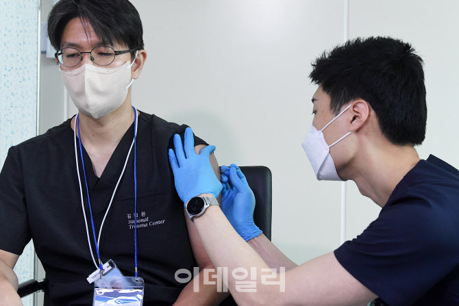 원숭이두창 백신 접종받는 의료진                                                                                                                                                                   