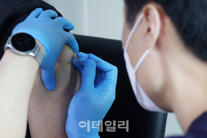 의료진 먼저 원숭이두창 백신 접종                                                                                                                                                                  