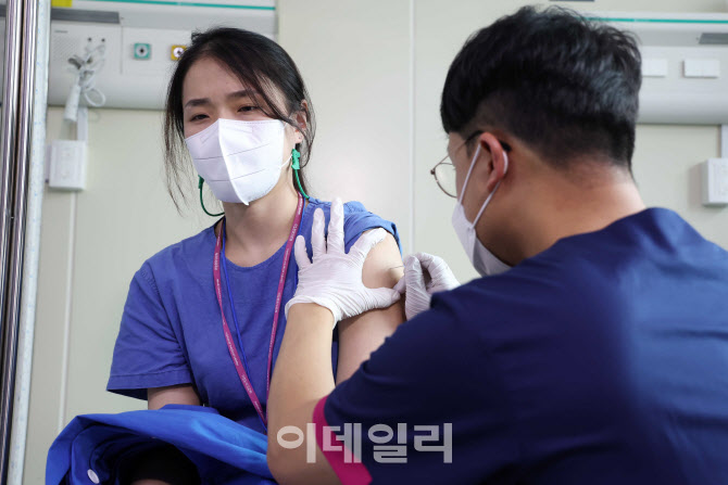 의료진부터 원숭이두창 백신 접종                                                                                                                                                                   