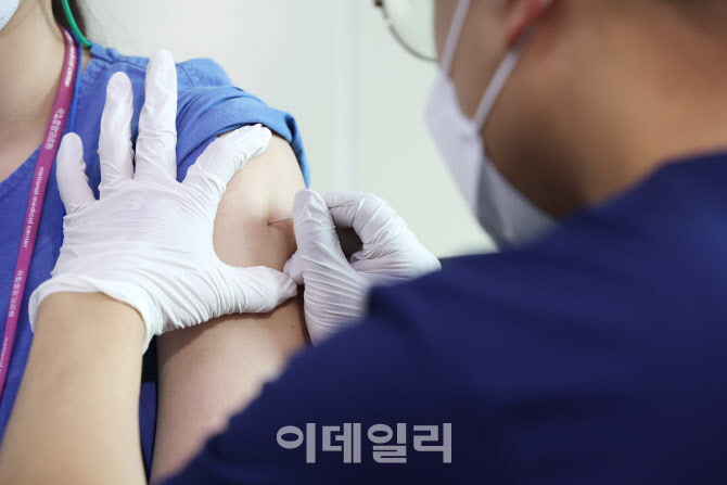 백신 접종 받는 의료진                                                                                                                                                                             