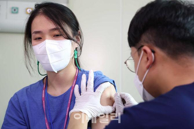 원숭이두창 백신 접종받는 의료진                                                                                                                                                                   