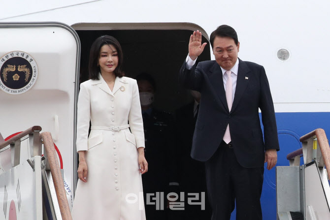 마드리드로 향하는 윤석열 대통령-김건희 여사                                                                                                                                                       